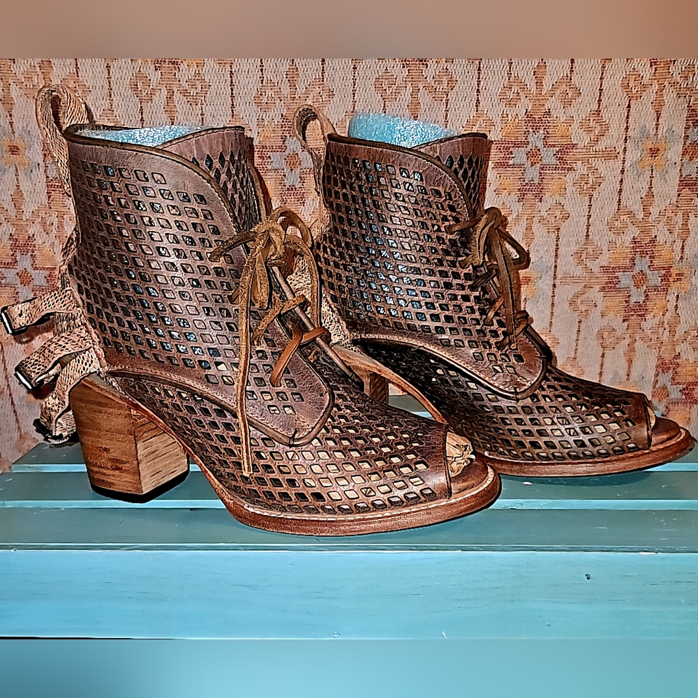 Freebird Benni size 10 lace up open toe bootie snakeskin details